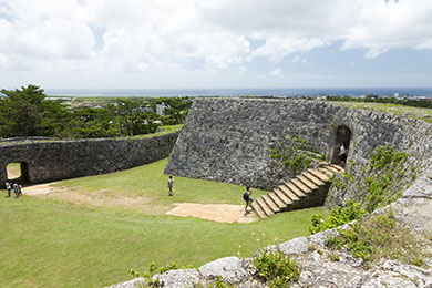 2つの郭で構成される座喜味城跡の城壁からの眺めが美しい。