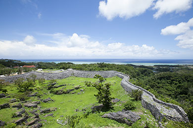 野面積みの曲線が美しい城郭と絶景が広がる今帰仁城跡。