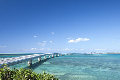 2015年に開通した宮古島と伊良部島を結ぶ伊良部大橋。