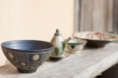 伝統的な器や個性豊かな作品が並ぶ読谷山焼北窯売店