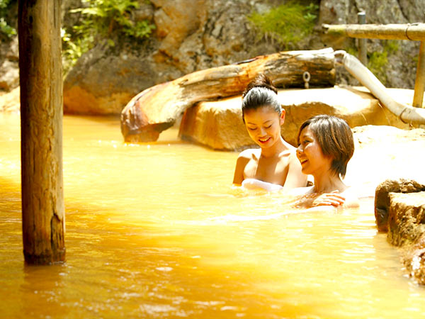 大正１２年創業　黄金色の巨石露天風呂　横谷温泉旅館