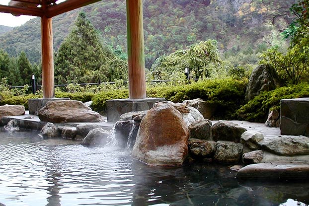 渡り温泉「ホテルさつき」の露天風呂。のどかな山里の風景も心身を癒やしてくれる