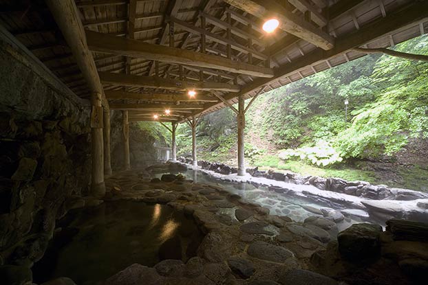 岩松旅館の天然岩風呂。作並温泉開湯の頃より湧き続けるそう