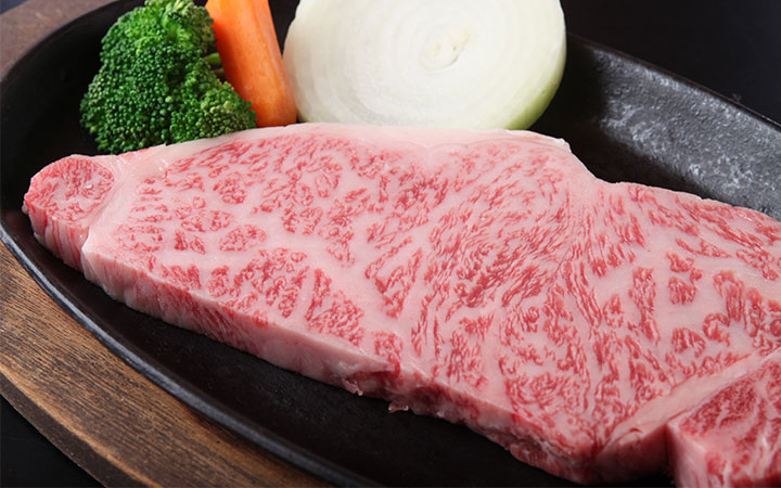 網焼きステーキは厚みたっぷり。飛騨牛の旨みを味わうなら、ぜひともいただきたい一品