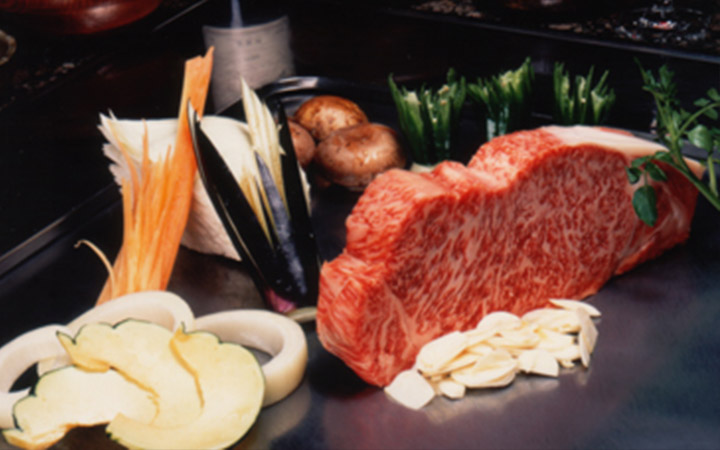 ボリューム満点のステーキが人気の「鉄板焼きステーキ定食」
