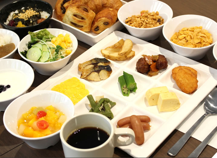 朝食は500円。焼きたてパン、京のおばんざい、惣菜等をご用意。