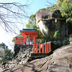 神倉神社と、ご神体の巨石「ゴトビキ岩」。パワースポットとして知られる