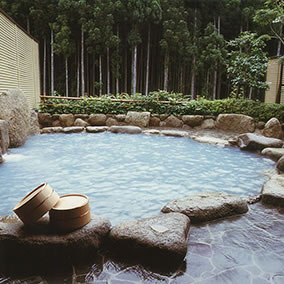 熊野の大自然に佇む「雲取温泉」