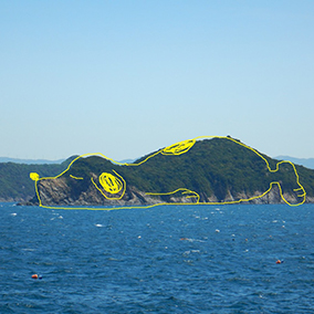犬の寝姿のような形から「スヌーピー島」とも呼ばれるつる島