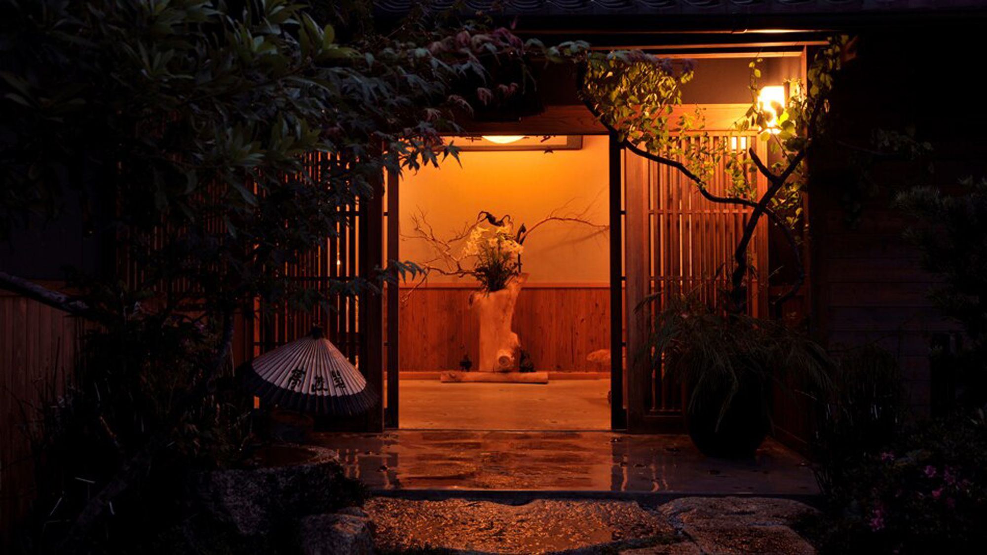 伊勢志摩で温泉旅館に泊まりたいです。２名１室で２人で8万円の予算で高級宿に宿泊したいです。
