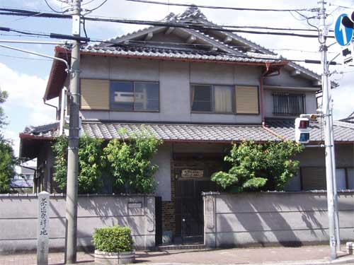 家族で奈良の金魚ミュージアムに便利なゲストハウス