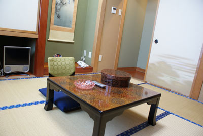 齋栄旅館の客室の写真