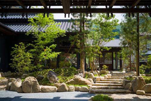 昼神温泉でプチ贅沢できるような素敵な宿を教えてください。一人4万円以内でお願いします。