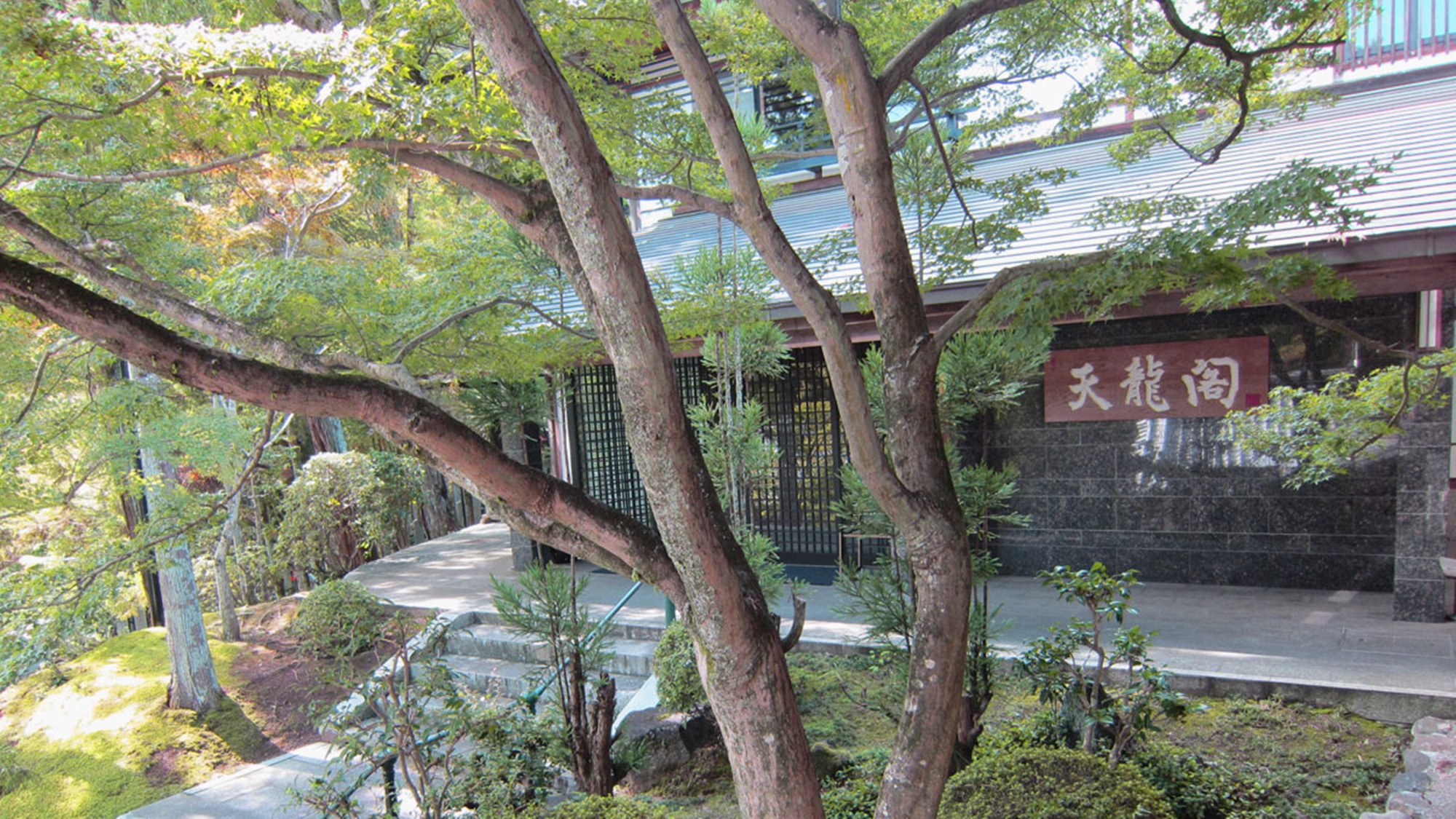 奈良の霊山寺へ写真撮影へ！アクセスが便利なホテルを教えてください