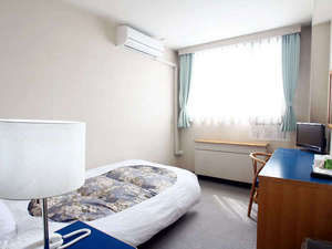 甲府昭和温泉ビジネスホテルの客室の写真