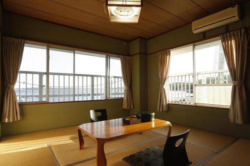 料理自慢の民宿　伊平屋荘の客室の写真