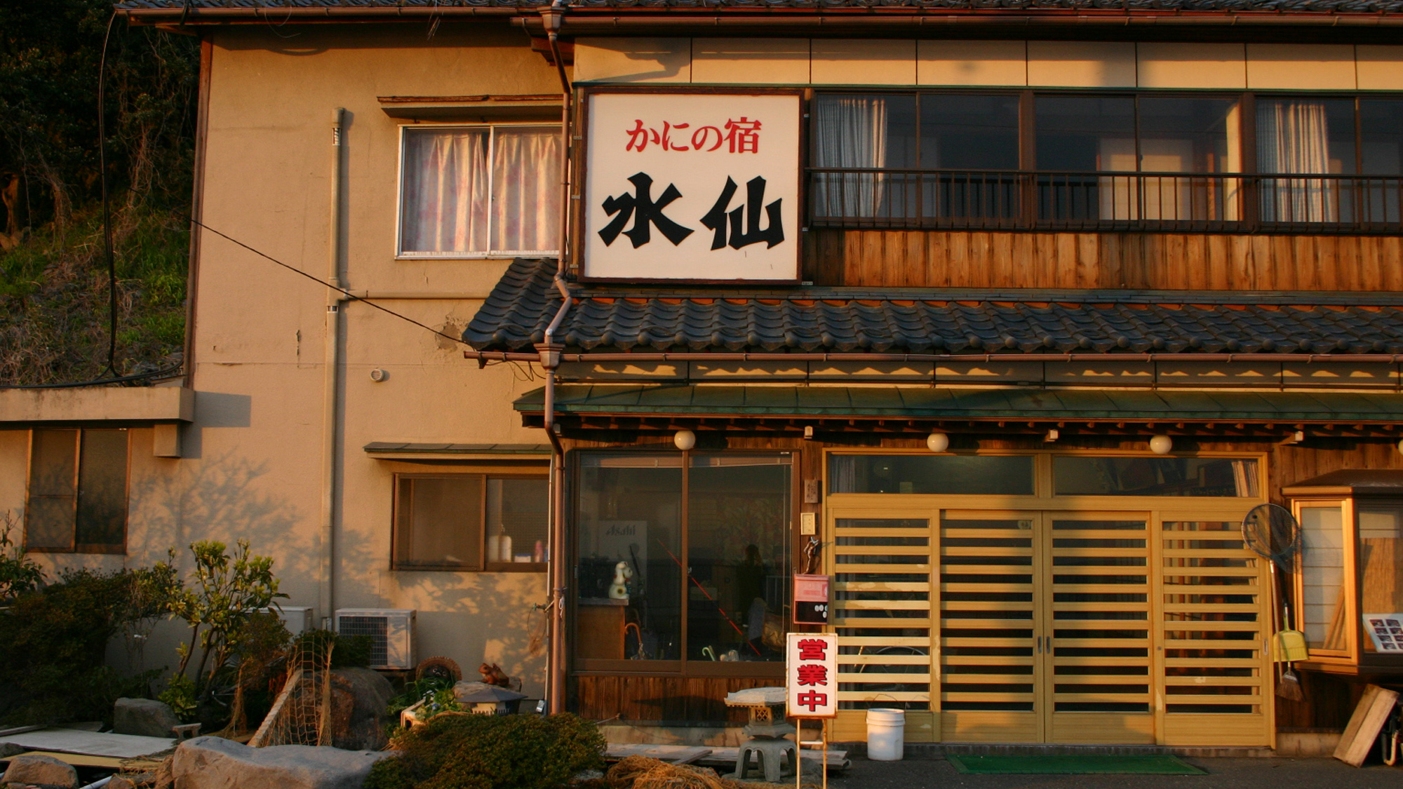 夕食で特産品のカニが食べられる、福井県のおすすめ宿を教えてください