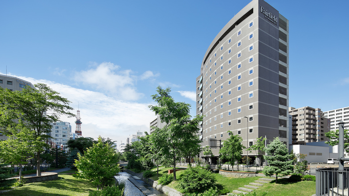 来年、札幌の雪まつりに出かけます。女子3人旅で会場周辺で格安で泊まれる1万円以下のホテルはありますか？