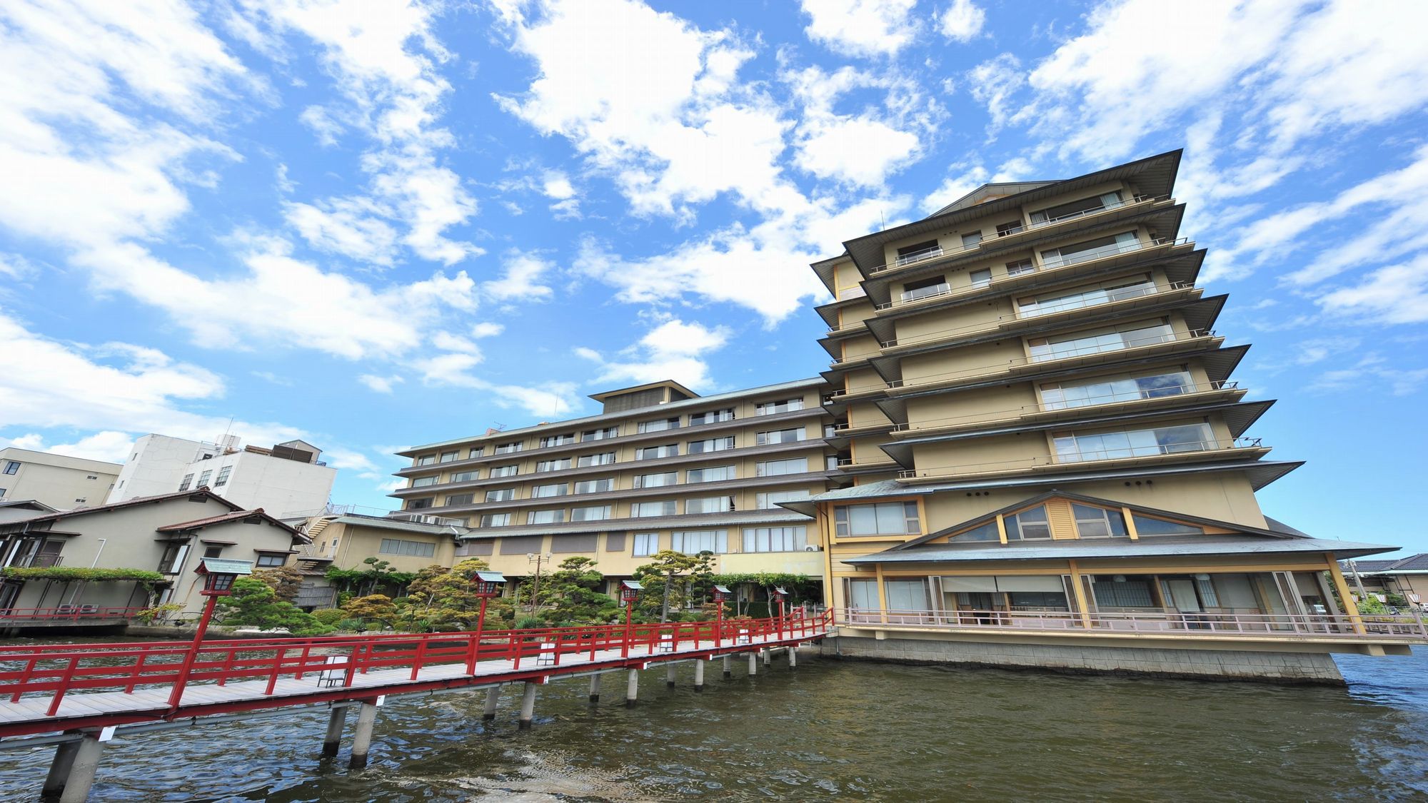 倉吉市営温水プールのジャクジーに入って go to travel。周辺のおすすめ宿は？