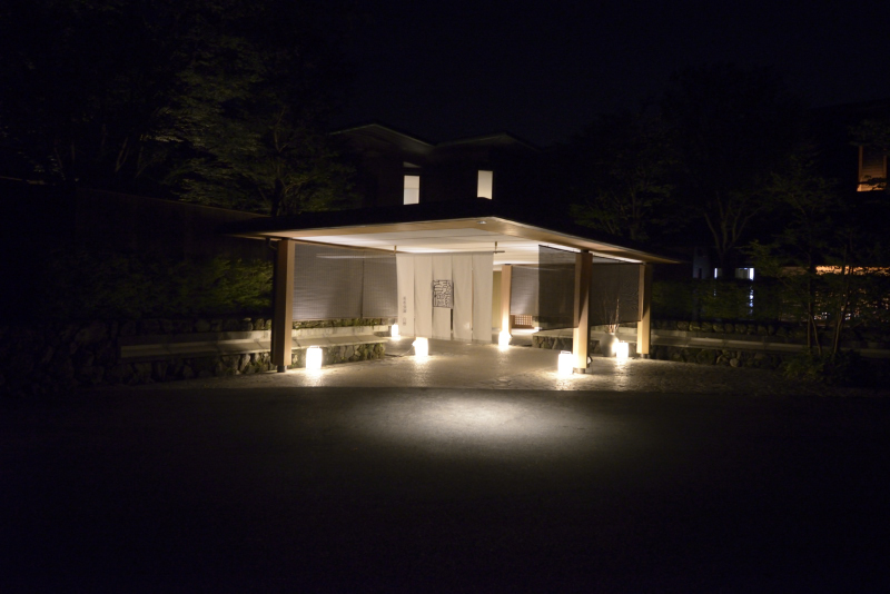 箱根温泉で高級宿に泊まってみたい。3万円以上で何処がおすすめですか？