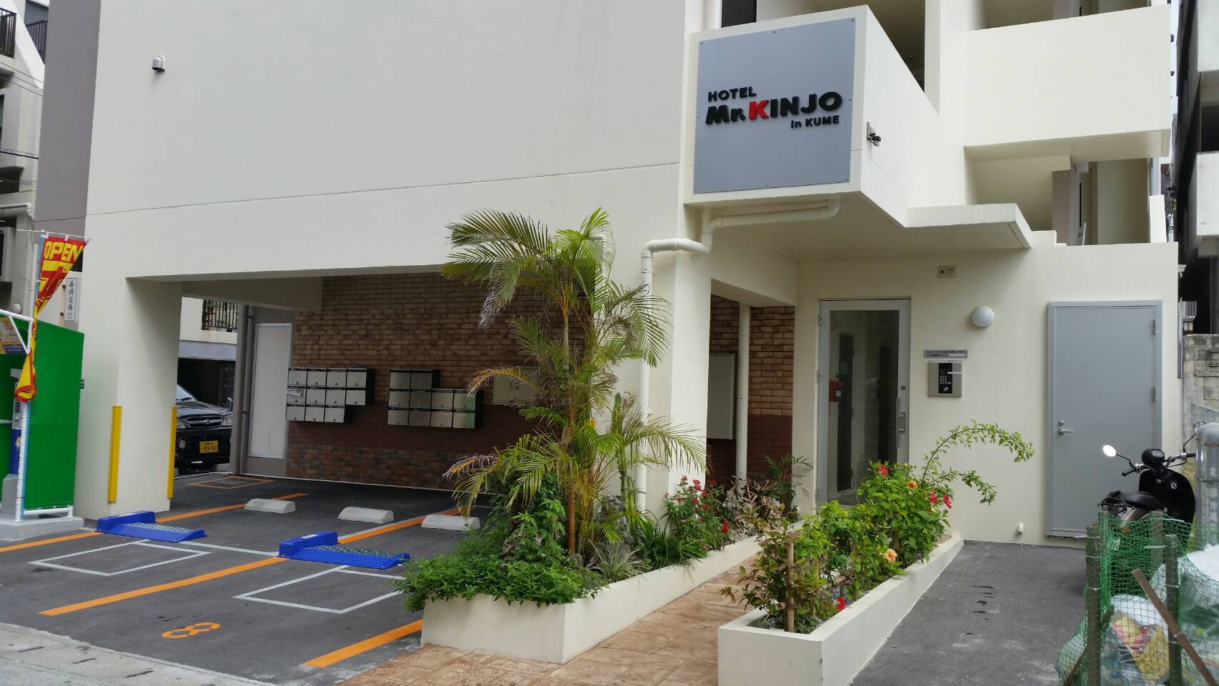 この夏に沖縄本島に行きます。駐車場付きのおすすめホテルは？