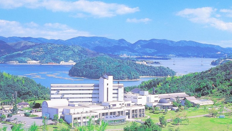 7月に夫婦で広島の呉へ遊びに行きます。港町の風情が楽しめる宿のお勧めは？
