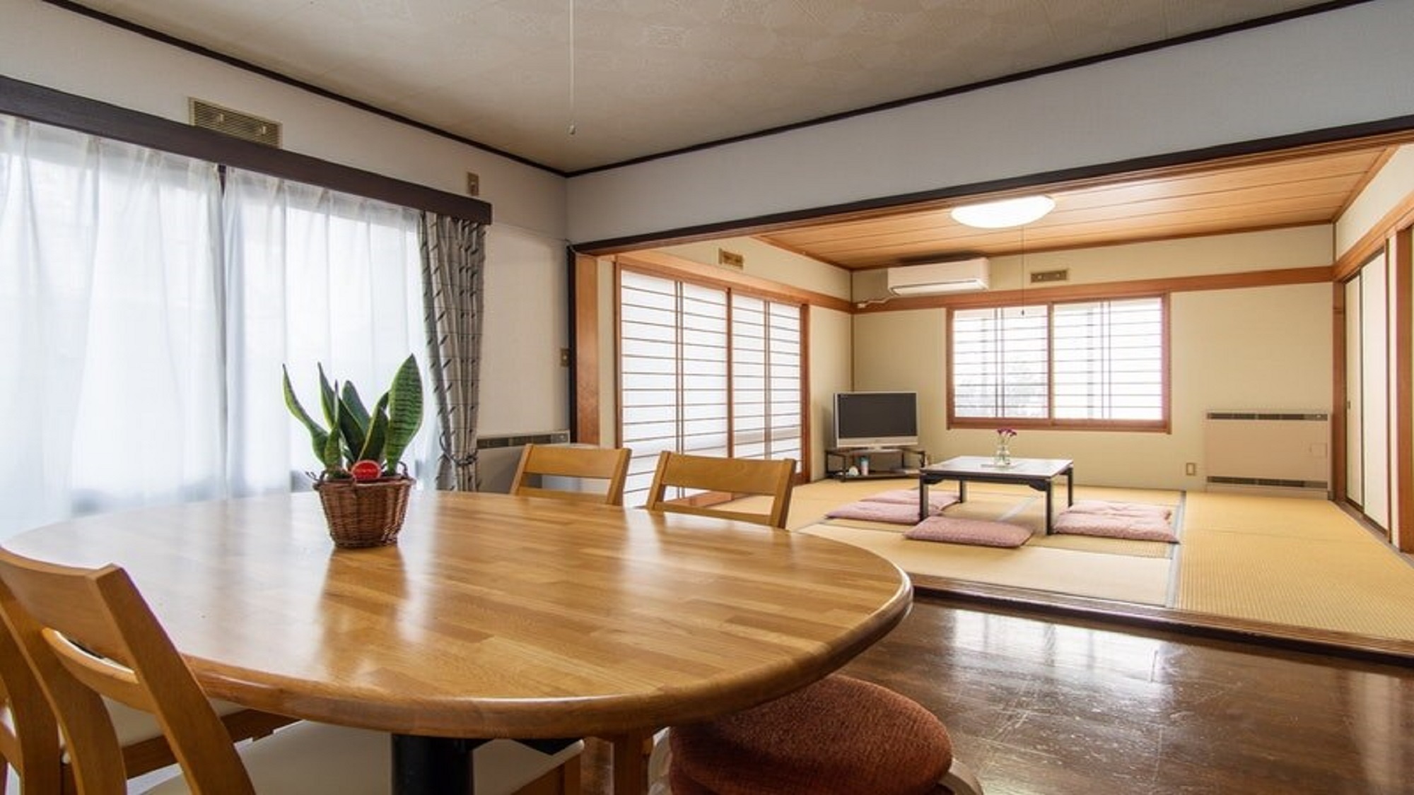 一戸建貸切の宿、富士吉田市中心地、レトロな街並みが楽しめる。【Ｖａｃａｔｉｏｎ　ＳＴＡＹ提供】