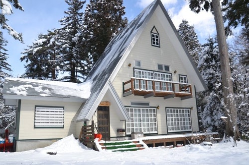三角屋根の山小屋のようなかわいい一棟貸しのお宿【Ｖａｃａｔｉｏｎ　ＳＴＡＹ提供】の写真