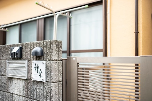 閑静な住宅街にある落ち着いた中にある建物です／民泊の画像