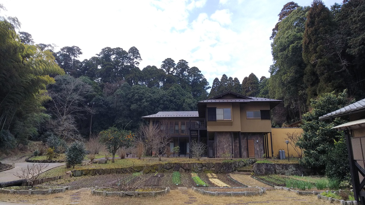 森と空と家の画像