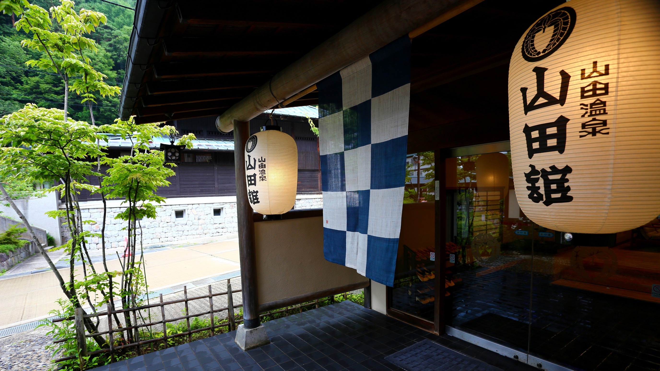 長野県・山田温泉で秘湯気分が味わえる露天風呂がある宿を教えてください。