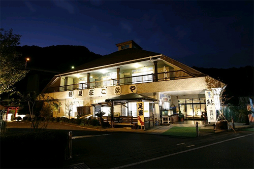 神奈川の宮ヶ瀬ダムの観光放流周辺のおすすめホテルを教えてください