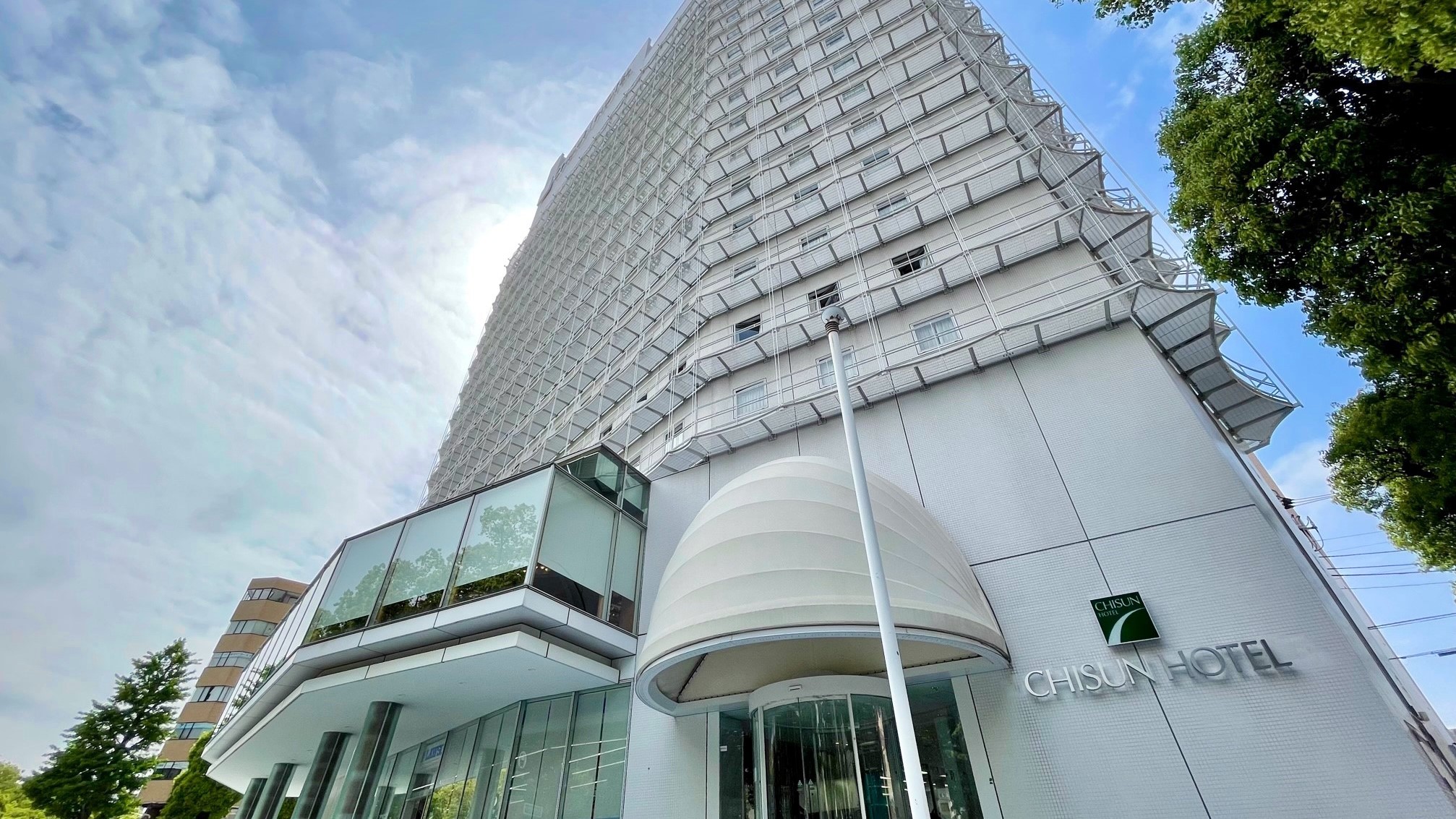 横浜BUNTAIまでアクセスが良く格安で泊まれるホテルを教えてください