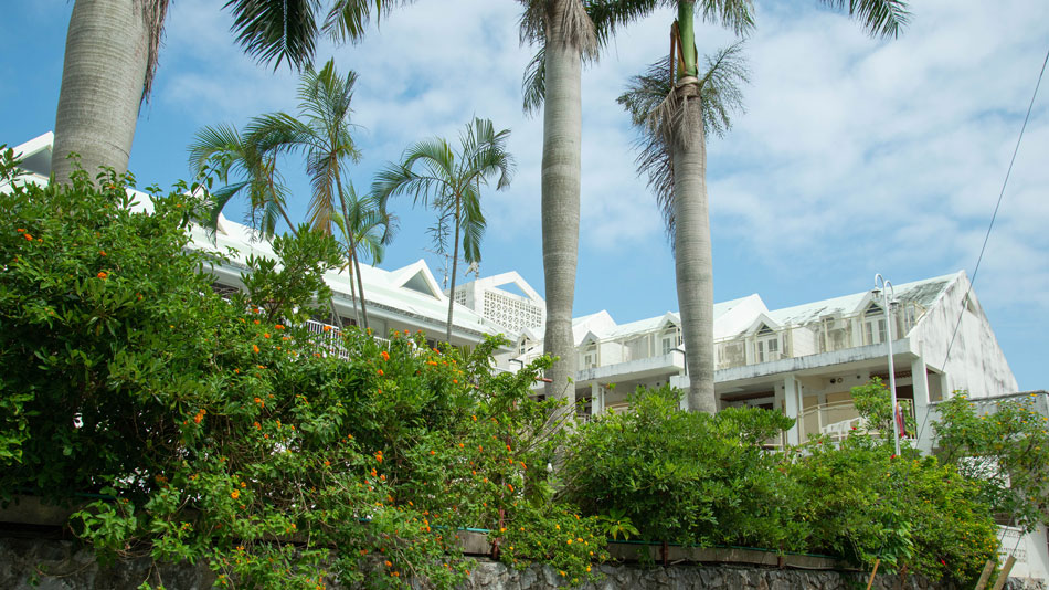家族で沖縄に行こうと計画してます。沖縄の空気と海を感じられれば満足です。大人一人1泊2万以内のおすすめホテルはどこですか？