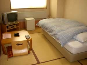 ビジネスの宿　新鶴屋の客室の写真