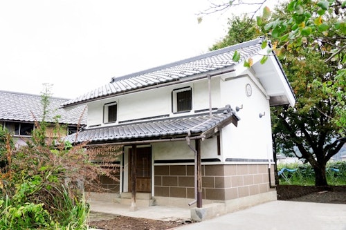 【ただいま特別割引中！】ー棟貸切。駅徒歩１分。長野の自然あふれる果樹園に囲まれた特別な蔵。／民泊の画像