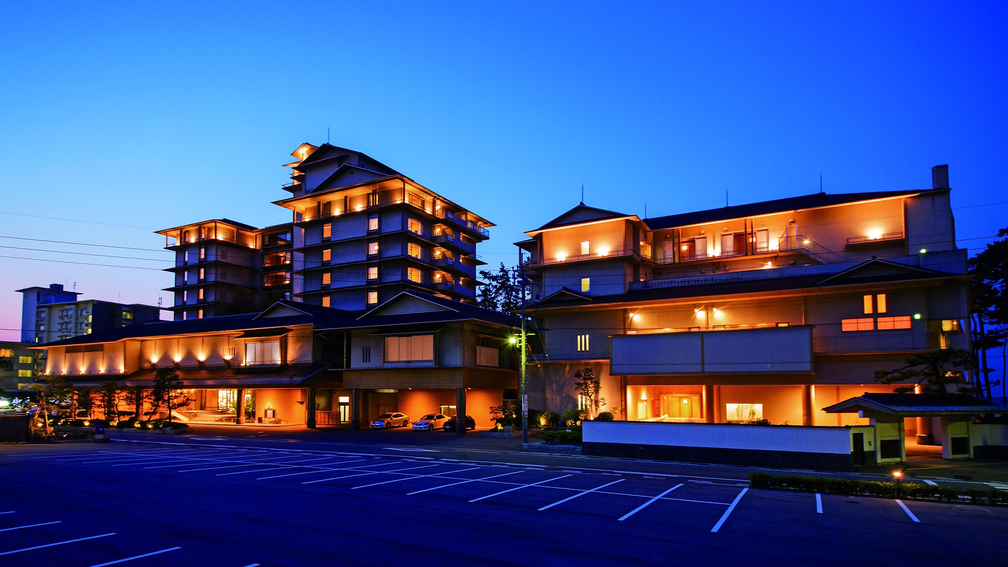 日本海側で美味しい海鮮料理が食べられる旅館を教えてください