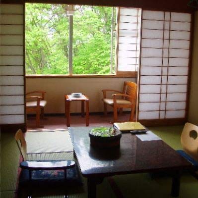 草津温泉　尻焼き風呂の桐島屋旅館の客室の写真