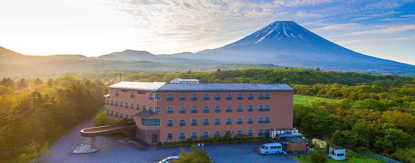 一人で富士山に行って露天風呂で満喫したい。富士山の日に泊まれる宿を教えてください。登山はしません。