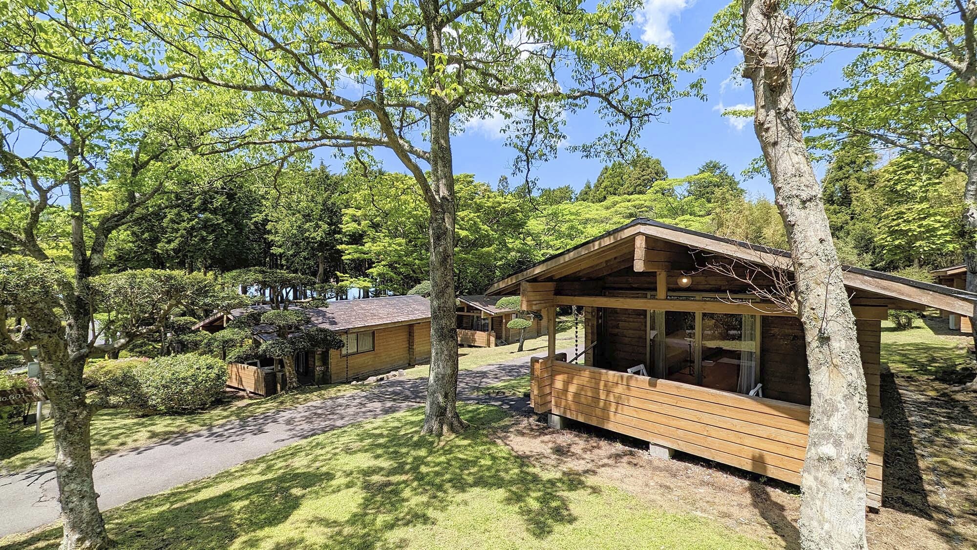 箱根周辺で夫婦で泊まれる温泉付きのコテージなどありますか？