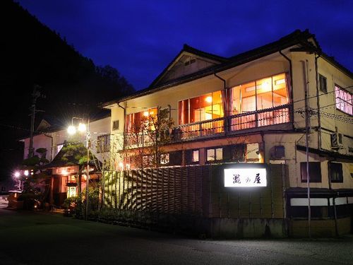 山形県内の温泉でカニが夕食でメイン料理で出てくる温泉宿は？