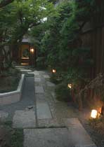 京都伏見稲荷周辺でペットと泊まれる宿教えてください。