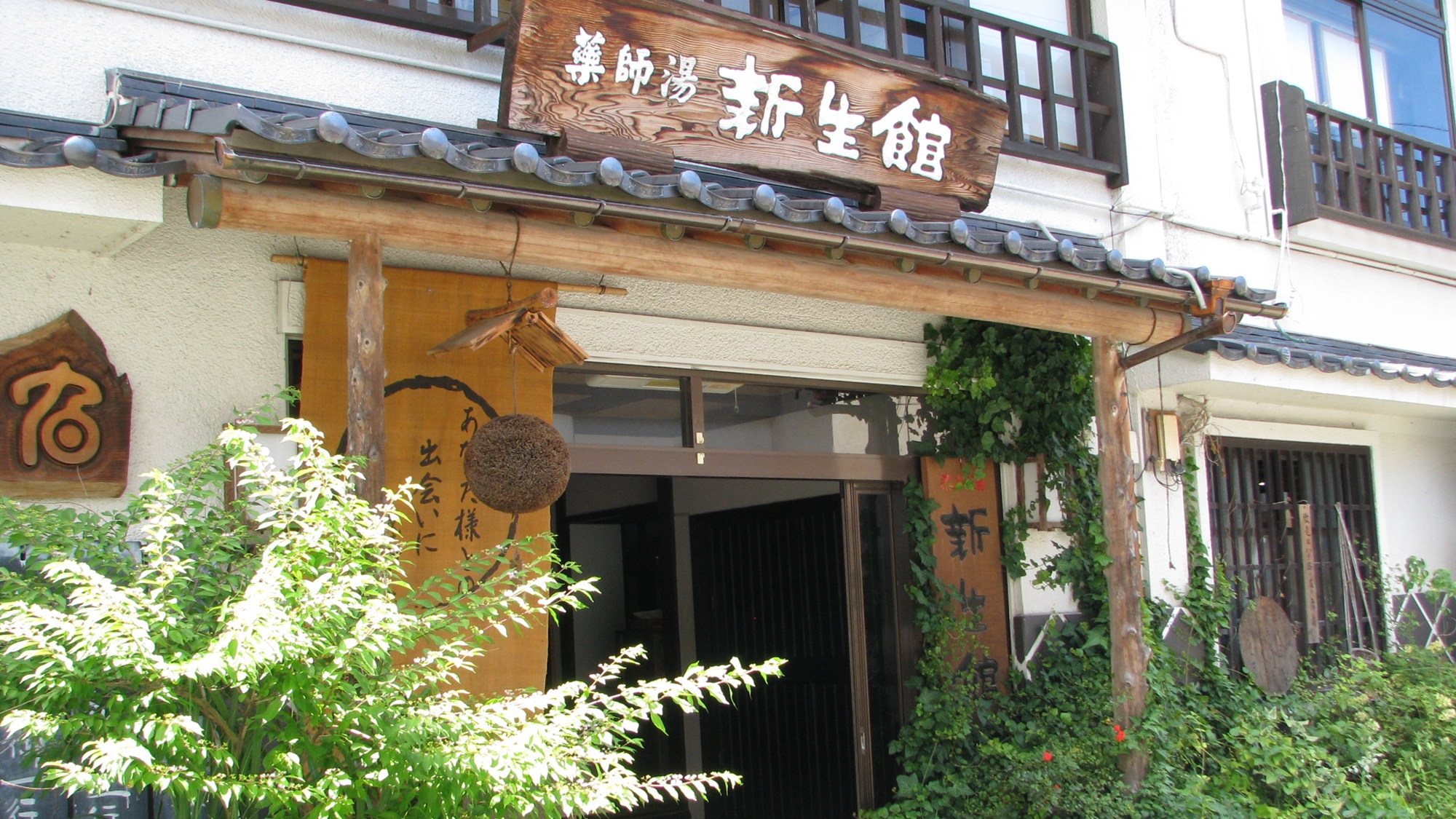 ひなびた温泉、鳥取の吉岡温泉へ同僚と遊びに行きます。本格的な食事が楽しめる宿