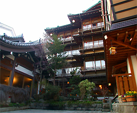 外国人の友達と渋温泉で食べ歩きとサル鑑賞したい！和の風情を感じられる宿は？