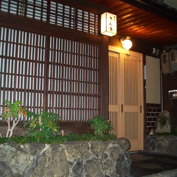 京都で外国人が余りいない、静かで、リーズナブルなホテルはありますか？