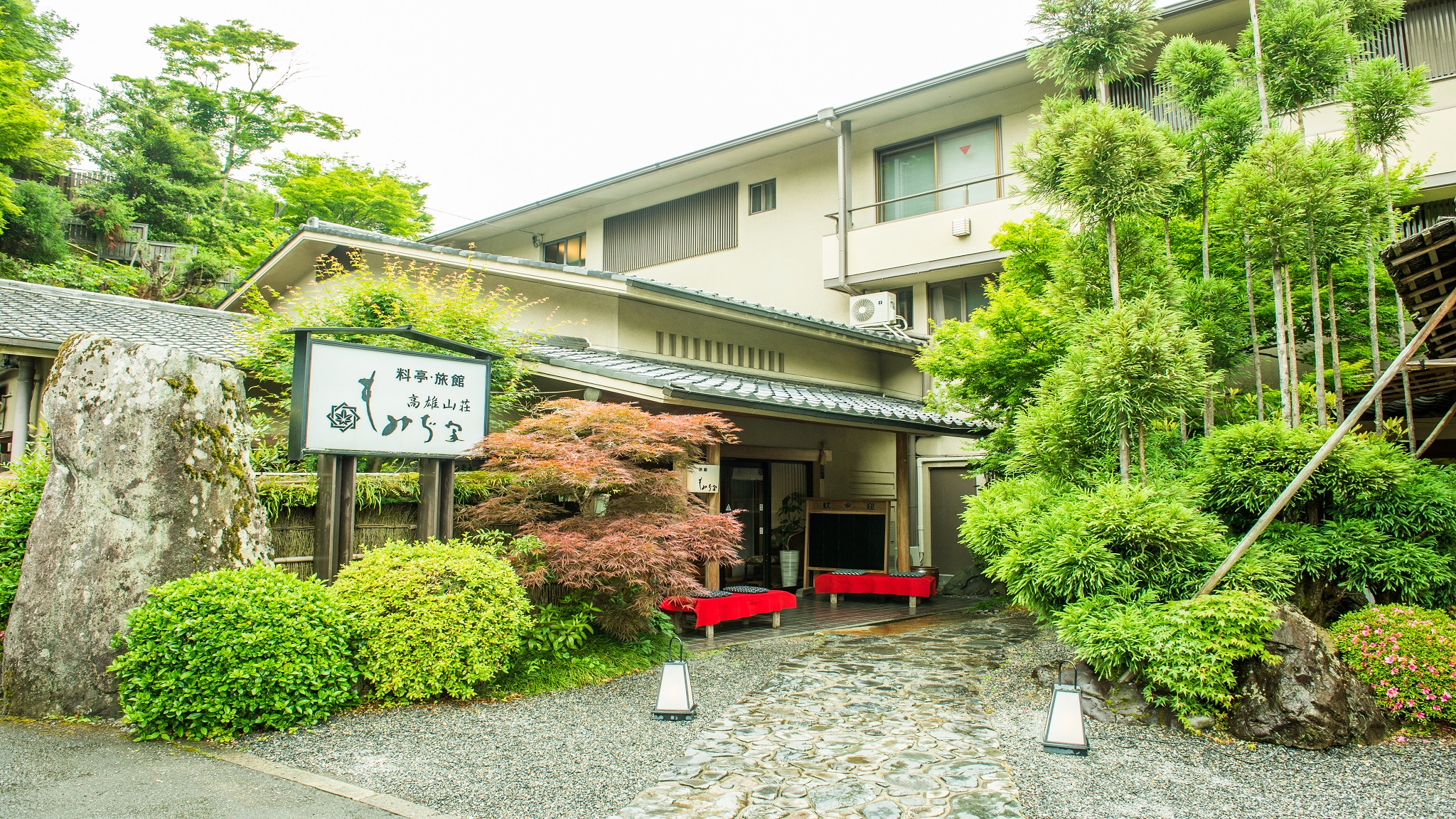 義両親の金婚式のお祝いで紅葉の京都旅行を計画中です。1泊4人で10万円以内でお勧めの宿を教えてください。