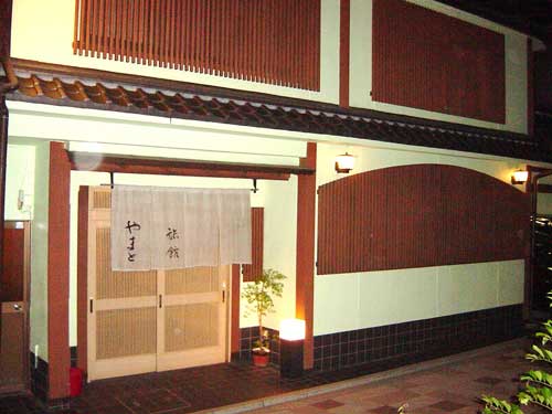 京都三十三間堂の近くで、和室の大部屋のあるおすすめ宿は？