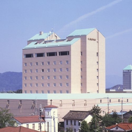 近江八幡で格安に泊まりたい。2人旅で駅に近いホテルは？