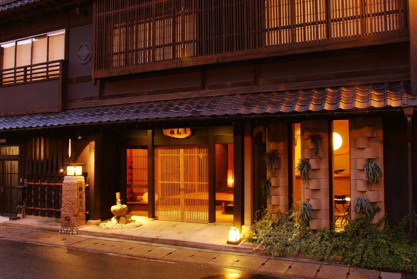 関西で食べ歩きと散策が楽しい温泉街に行きやすい宿は？