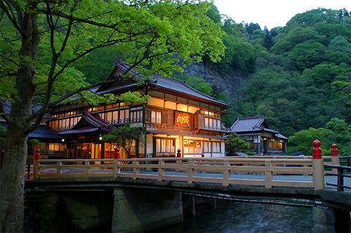 福島県の名湯の温泉地で1泊だけ贅沢に過ごしたい。部屋食ができる温泉宿をおしえて。